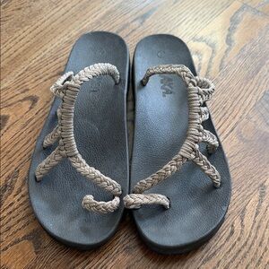 Plaka Relief Flip Flops for Women with Arch Support | tan sz 7